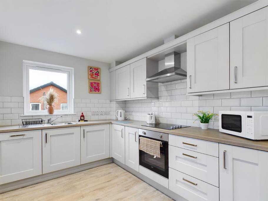 Contemporary 2-Bedroom Apartment Belfast Exterior photo